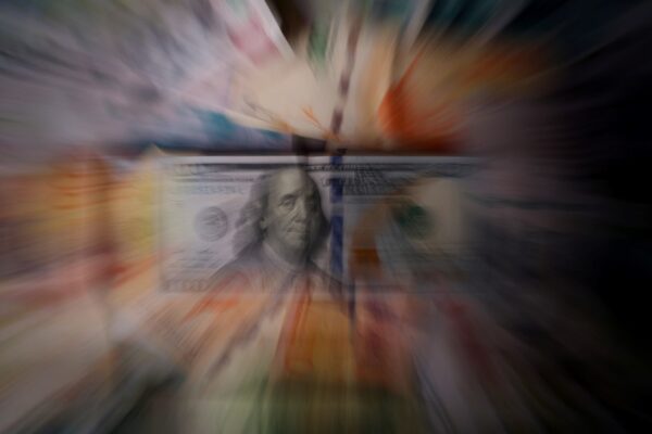 El dólar superó los $1.500 pese a la defensa oficial y el riesgo país bajó a 500 puntos