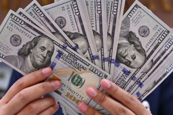 El dólar oficial marcó un nuevo máximo y superó los $1.500 mayoristas