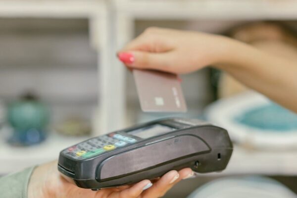 Cuotas o contado: qué conviene mirar antes de financiar una compra