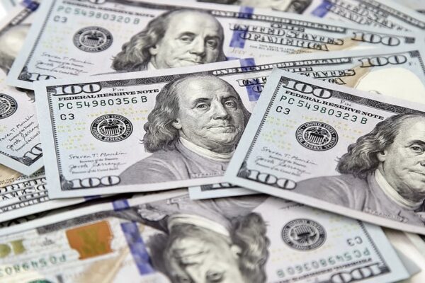 El dólar mayorista bajó y cortó una racha de cuatro subas seguidas