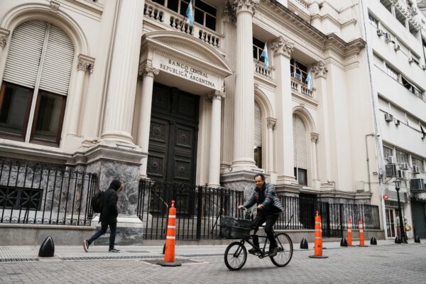 Ex funcionarios del BCRA cuestionan la flexibilización del crédito en dólares