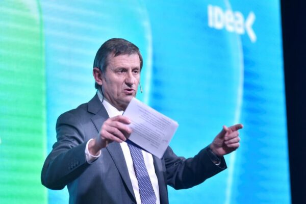 Para IDEA, la competitividad pasa por bajar impuestos, no por devaluar