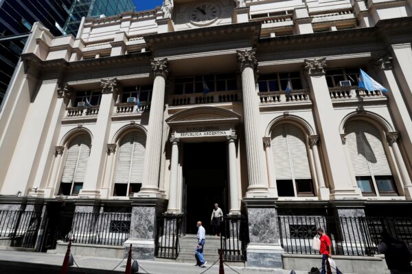 El Gobierno prioriza frenar al dólar y convalida una suba de tasas en pesos