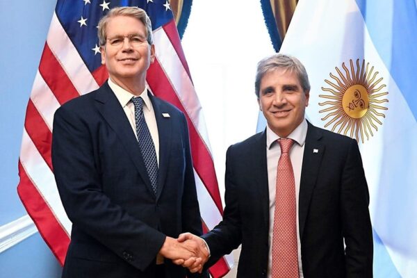 Caputo se reunió con Bessent en el G20 para afianzar el vínculo con EE.UU.