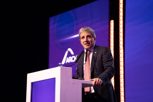 Caputo cruzó a la UIA: «Defiendo a los argentinos, no a empresarios»
