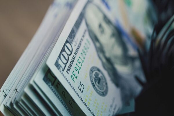 El dólar bajó dos pesos y se mantiene arriba de los 1.510 pesos