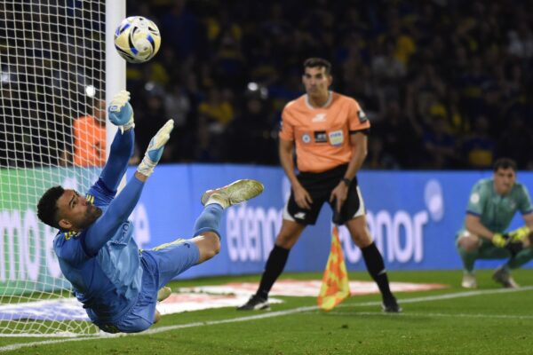 Montero fue figura en Boca: cometió un penal y atajó dos en la definición