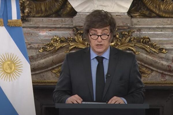Milei defendió su rumbo económico en Chile y evocó la gestión de Macri