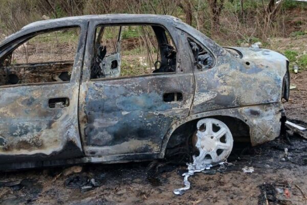Villa Gobernador Gálvez: hallaron dos cuerpos en un auto incendiado