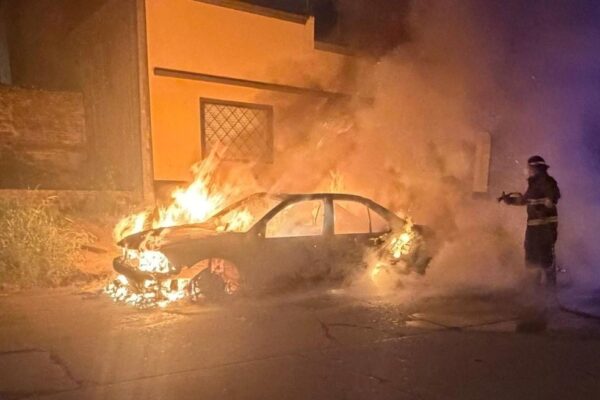Un auto quedó completamente destruido por un incendio en Santa Fe