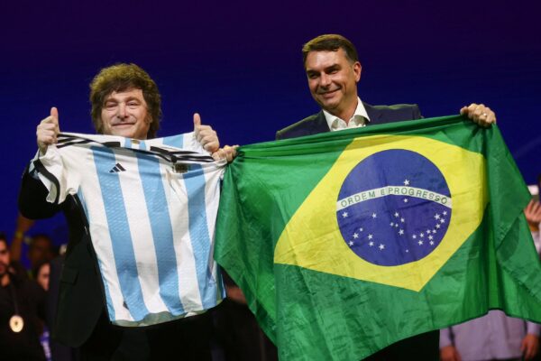 Milei sigue las elecciones en Brasil y insiste con una cumbre de la derecha regional