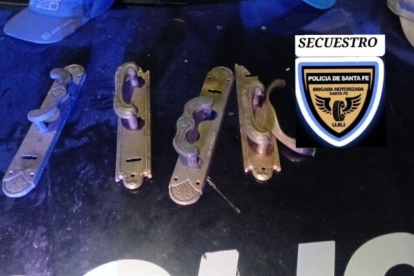 Detuvieron a tres hombres por robar herrajes de bronce en casas de Santa Fe