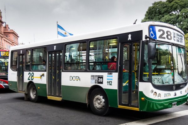 El boleto de colectivo en Pinamar cuesta más de cuatro veces que en el AMBA