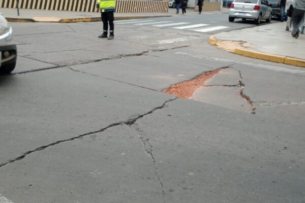 Vecinos de Santa Fe alertan por un bache peligroso en Salta y 9 de Julio