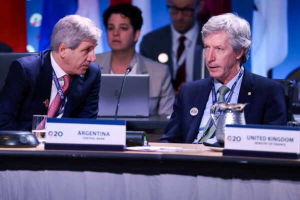 Caputo le da a Bausili US$2.000 millones más para intervenir en el dólar