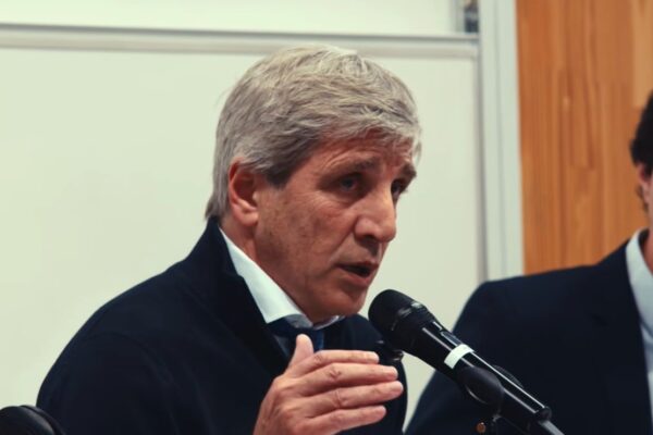 Caputo explicó por qué pidió a estudiantes que sus padres saquen dólares del colchón