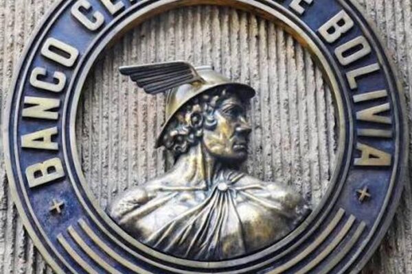 Bolivia restringe liquidez bancaria para frenar el dólar y la inflación