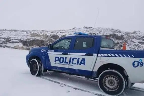 Fueron a ver la nieve a las Altas Cumbres y les vaciaron los autos