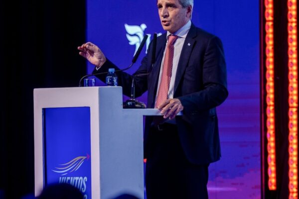Caputo anticipó superávit fiscal por cuarto año consecutivo y envió el Presupuesto 2027