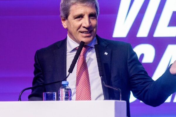 Caputo pidió a empresarios invertir y culpó al kirchnerismo por el freno del agro y la energía