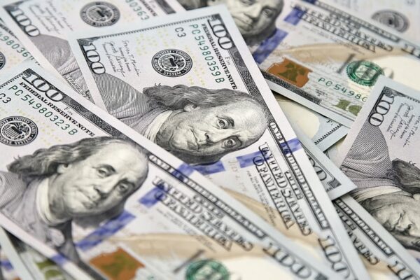 El dólar mayorista cayó por cuarto día seguido y acumula baja en septiembre