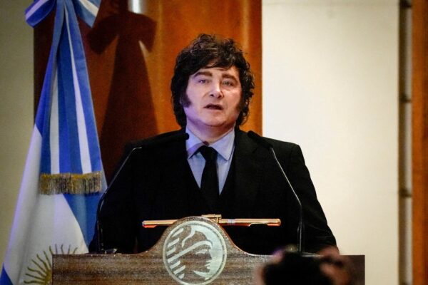 Milei mejoró en imagen pero sigue entre los seis peores de la región