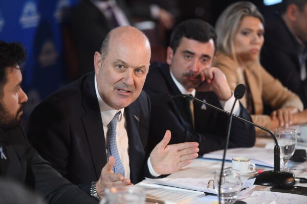 Sturzenegger volvió a cruzar a los prácticos y apuntó contra CERA