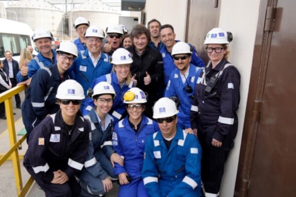 Milei recorrió inversiones del RIGI en Bahía Blanca y encabezó un acto de LLA
