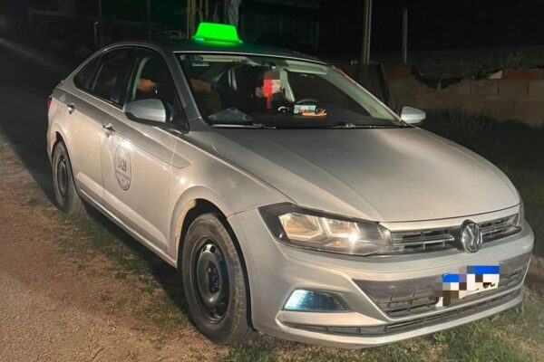 Robaron a un remisero en Córdoba y cayeron detenidos en plena fuga