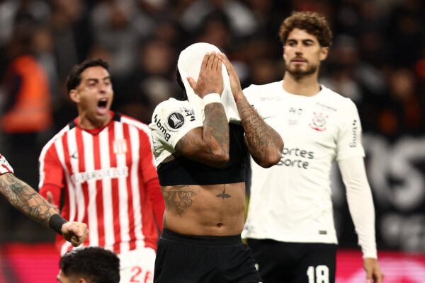 Depay pidió disculpas tras errar el penal que eliminó a Corinthians