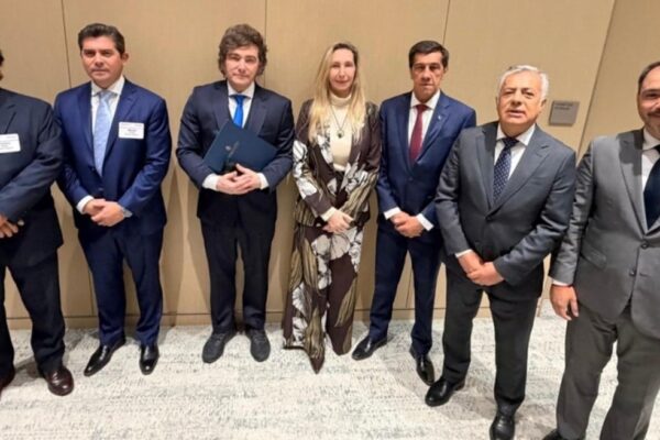 Milei viaja a París con 12 gobernadores en busca de inversiones