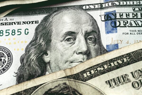El dólar mayorista cerró estable y sigue por debajo de la inflación