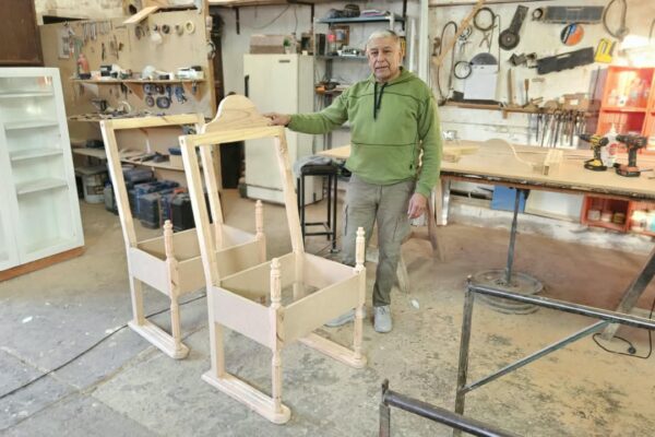 El carpintero cordobés que fabrica los sillones para el Papa León XIV
