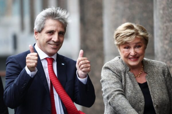 El Gobierno paga USD 800 millones al FMI y apuesta a un desembolso para compensar