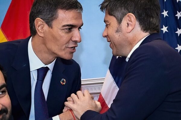 Kicillof cruzó a Milei desde Nueva York junto a Pedro Sánchez y Mamdani