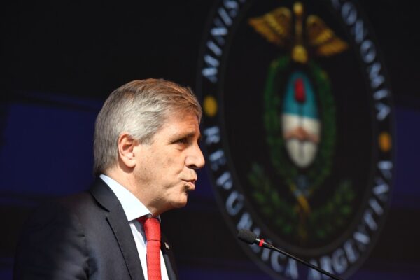 Caputo atribuyó a lluvias, nevadas y el Mundial la caída de la actividad en julio