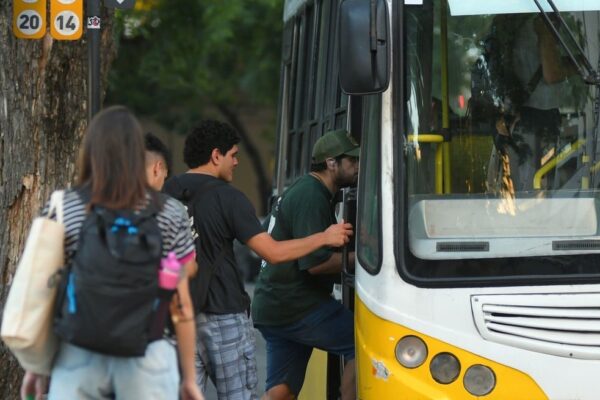 Colectivos en Santa Fe: la paritaria calma el conflicto pero la crisis de fondos sigue