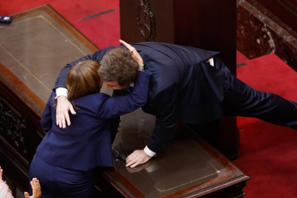 Milei regresa con la economía bajo presión y roces con Bullrich