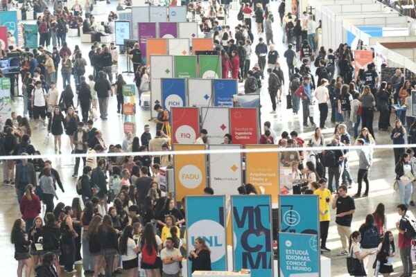 Más de 140 carreras se muestran en la Expocarreras de Santa Fe