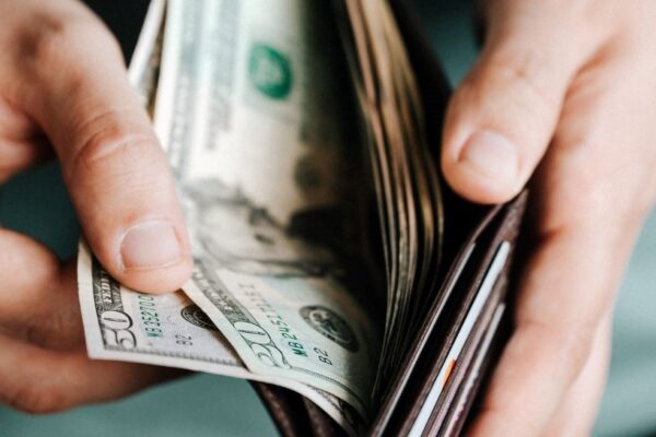 Dólar hoy: el blue subió y el MEP cayó este lunes