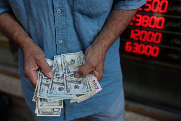 El dólar bajó por tercera rueda seguida con un volumen récord en el año