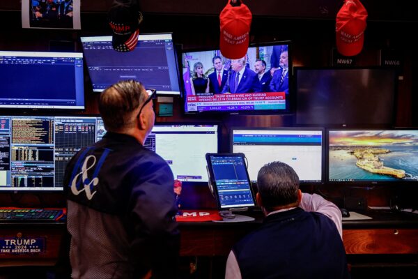 El riesgo país tocó un máximo de diez meses y las acciones argentinas cayeron en Wall Street