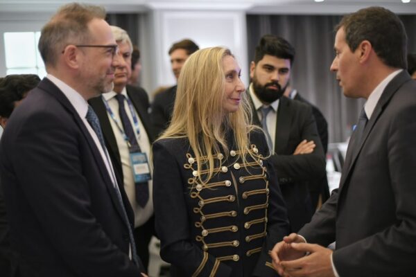 Karina Milei encabezó en Francia una ronda de negocios por langostinos y vieiras
