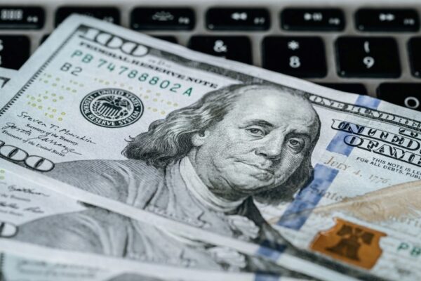 Dólar: así cerró este viernes 2 de octubre en bancos, blue y MEP