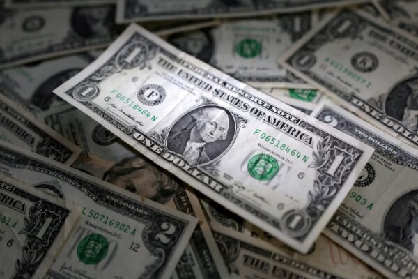 El dólar bajó en la semana tras marcar un máximo histórico