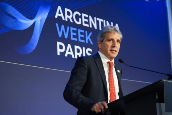 Caputo, desde París: «No estamos en recesión, crecemos menos que antes»