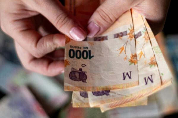 El consumo de los hogares cayó 1,1% interanual pese a la baja de la inflación