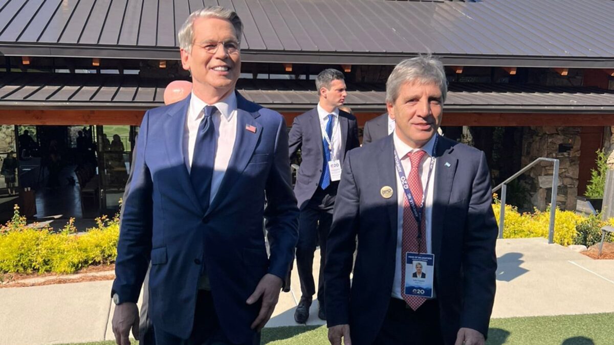 Bessent dijo que EE.UU. volvería a asistir financieramente a la Argentina