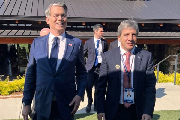 Bessent dijo que EE.UU. volvería a asistir financieramente a la Argentina