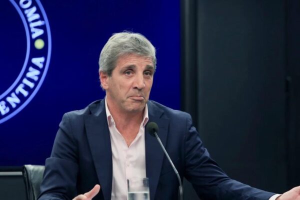 Caputo confía en ganar las elecciones y promete defender el dólar